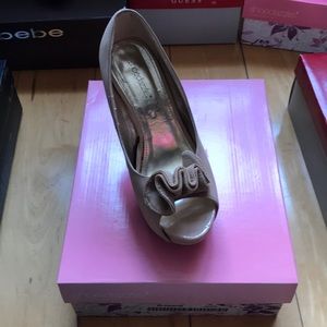 Shoedazzle taupe blossom shoe